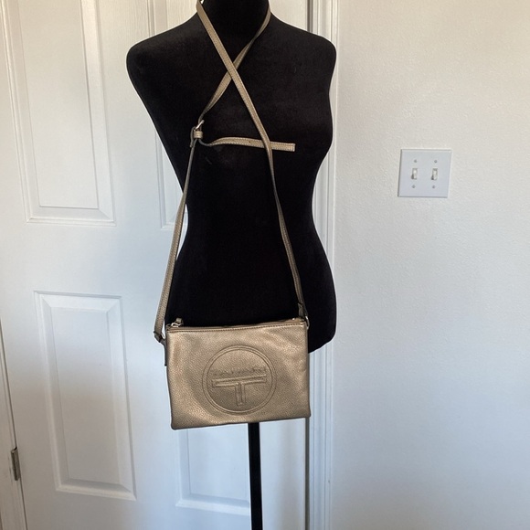 Tahari NWOT metallic gold crossbody bag. - Picture 1 of 12